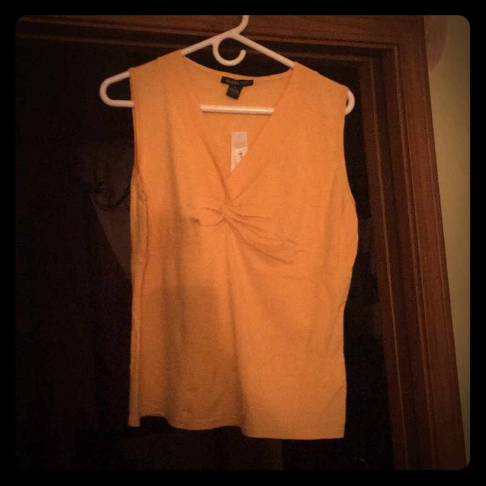 Lightweight no sleeve top.